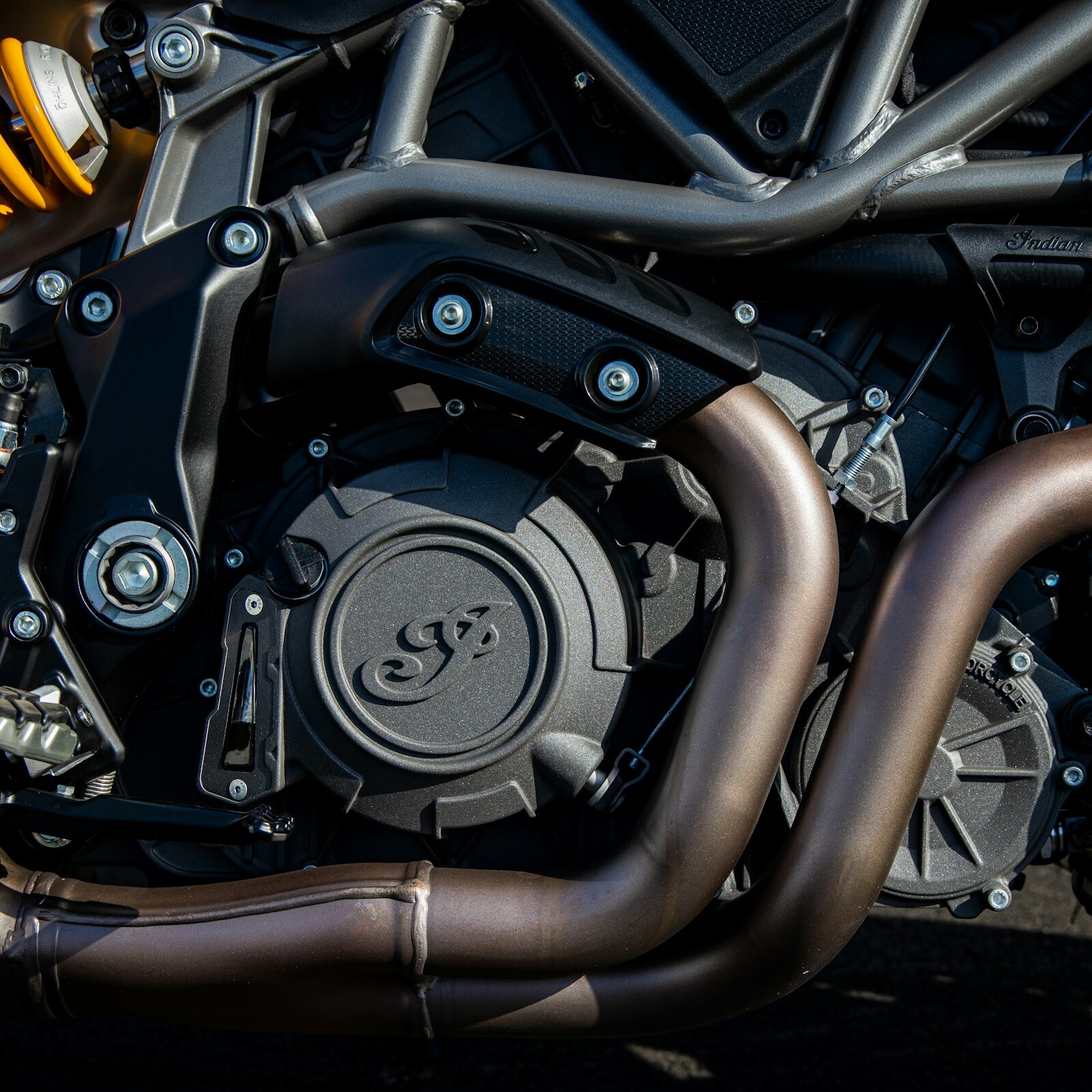 Indian Motorcycle Motor mit sichtbaren Krümmern und Federbein beim professionellen Motorrad Ölservice in der Werkstatt