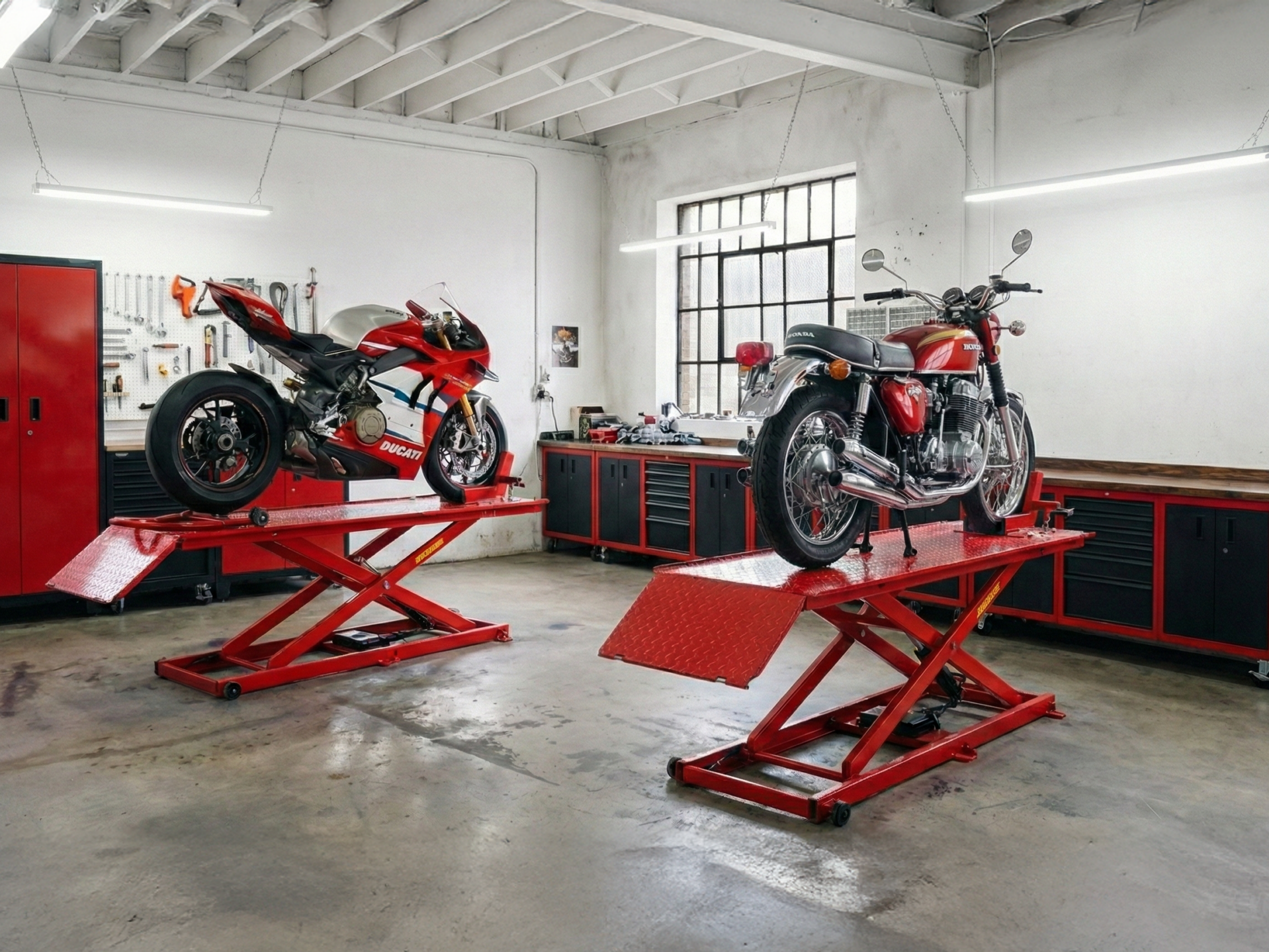Motorrad Werkstatt von WMT Concept mit zwei Bikes auf Hebebühnen in heller Servicehalle in Berlin